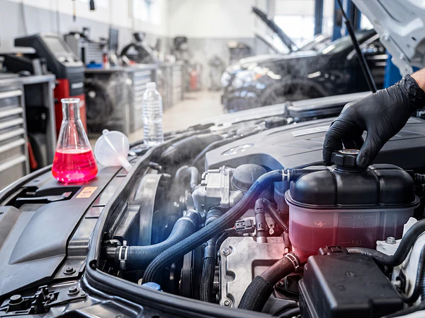 ¿Tu motor "consume" refrigerante? Entiende por qué el sistema funciona a pérdida 