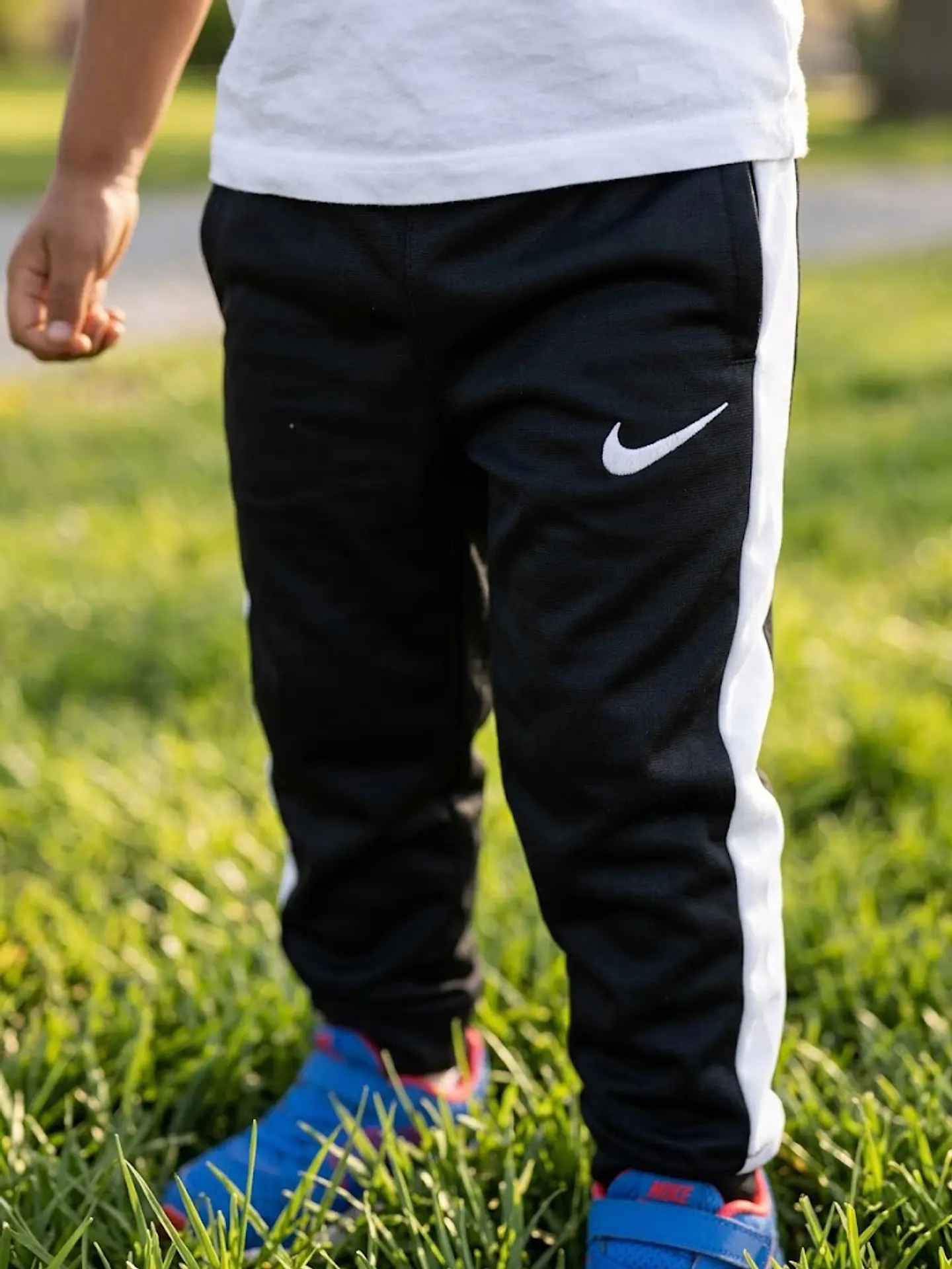 Pantalón Buzo Nike Dri-FIT Niño – Negro / Franjas Blancas / Talla S (4-5 años) 4