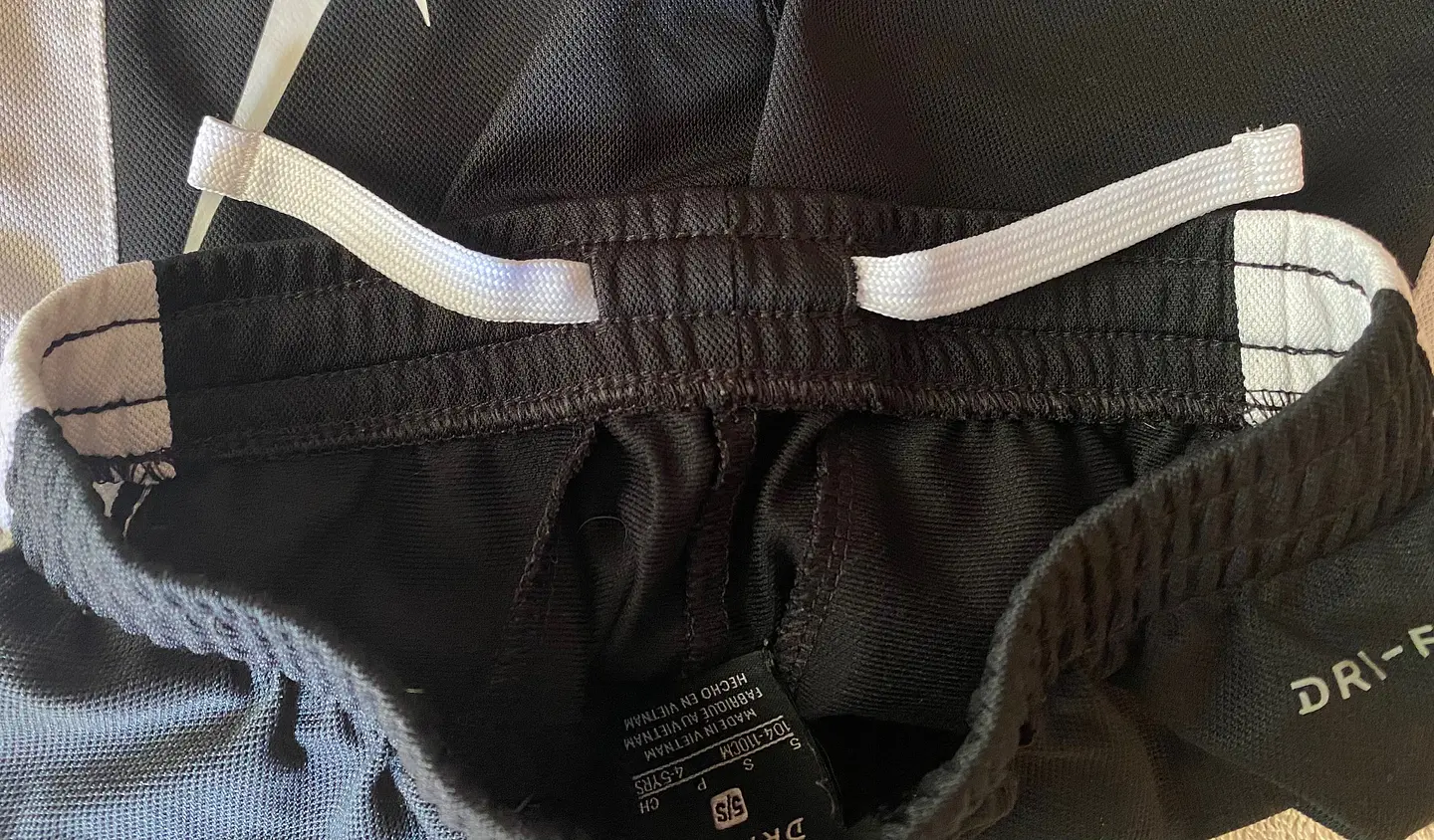Pantalón Buzo Nike Dri-FIT Niño – Negro / Franjas Blancas / Talla S (4-5 años) 7