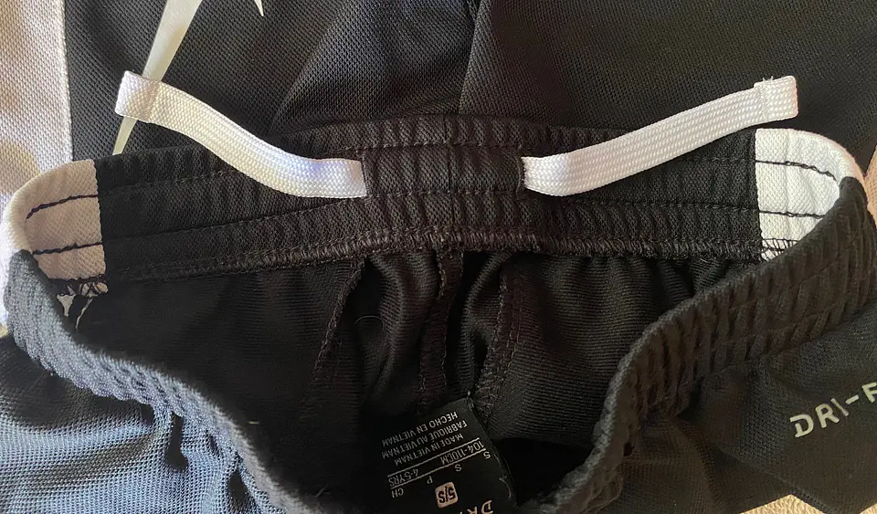 Pantalón Buzo Nike Dri-FIT Niño – Negro / Franjas Blancas / Talla S (4-5 años) 7