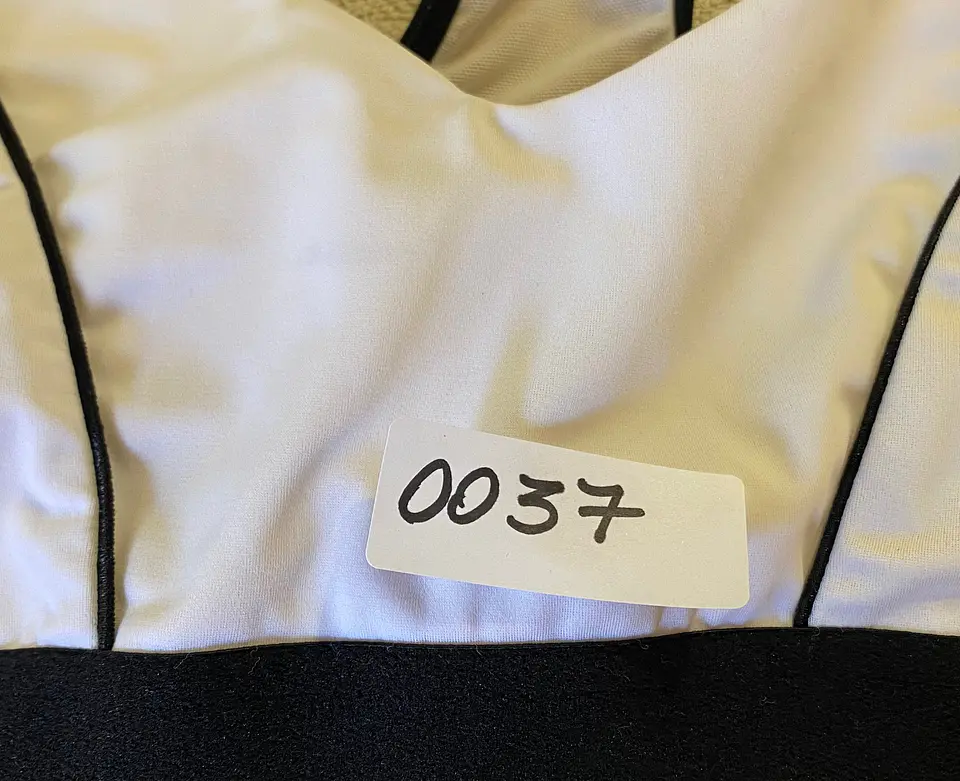 Peto Deportivo Marika con Tecnología Coolmax – Blanco y Negro (Talla M) 18