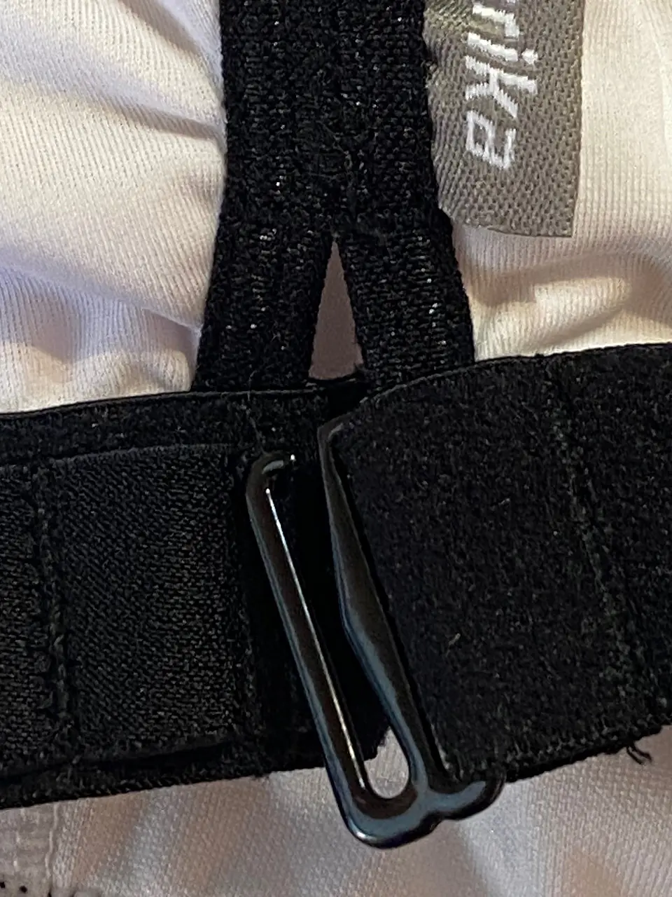 Peto Deportivo Marika con Tecnología Coolmax – Blanco y Negro (Talla M) 9