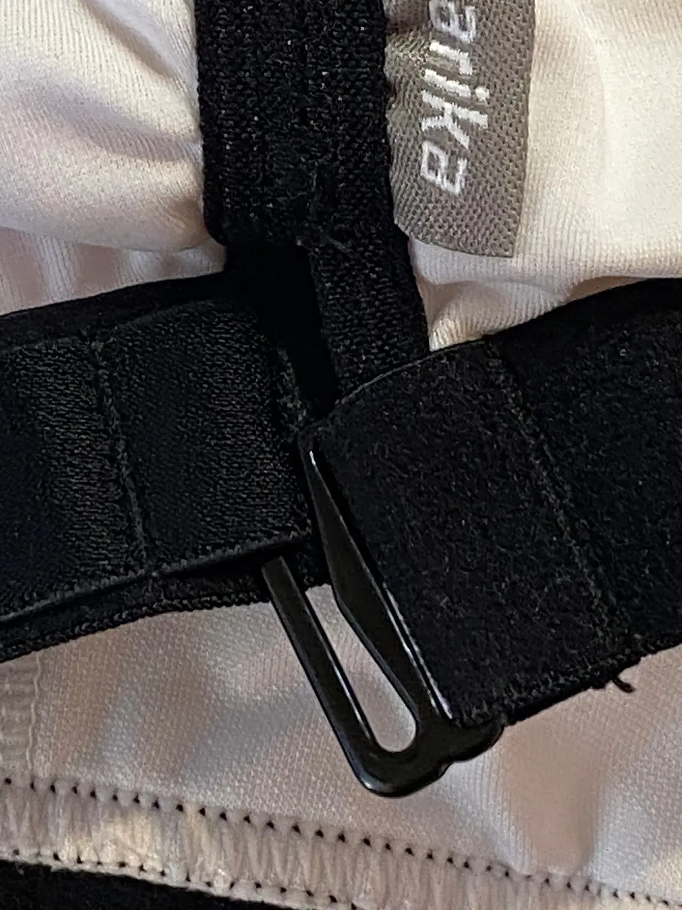 Peto Deportivo Marika con Tecnología Coolmax – Blanco y Negro (Talla M) 10