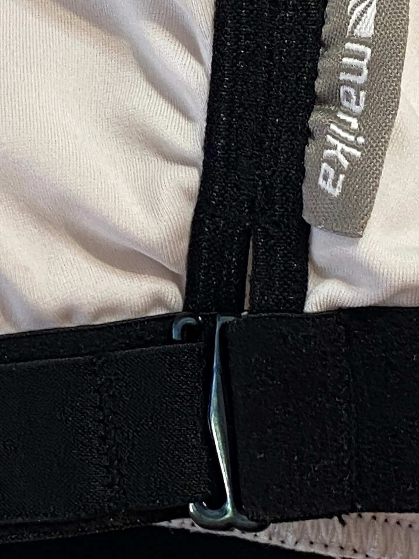 Peto Deportivo Marika con Tecnología Coolmax – Blanco y Negro (Talla M) 11