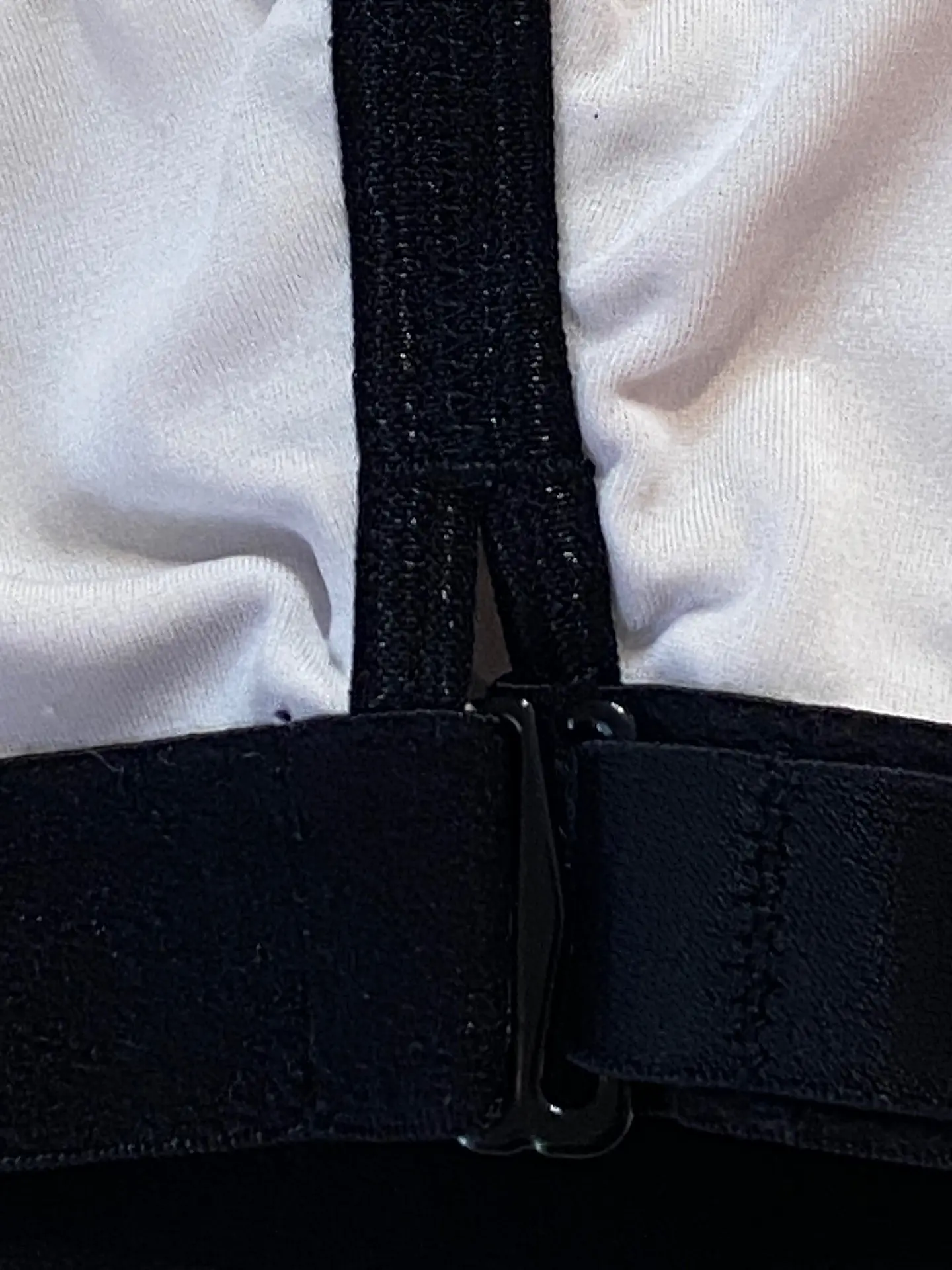 Peto Deportivo Marika con Tecnología Coolmax – Blanco y Negro (Talla M) 12