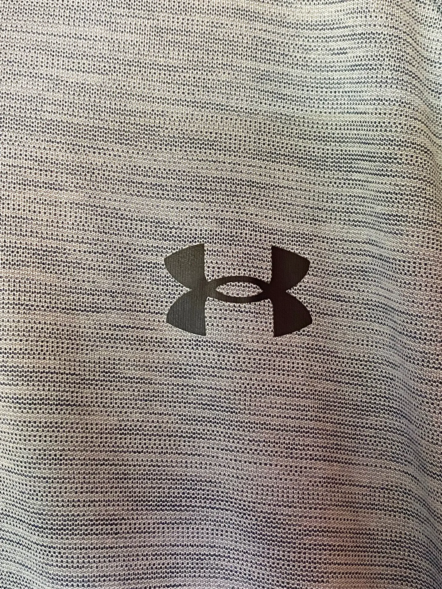 Polerón Deportivo Ligero Under Armour – Talla M / L (Suelto) 6
