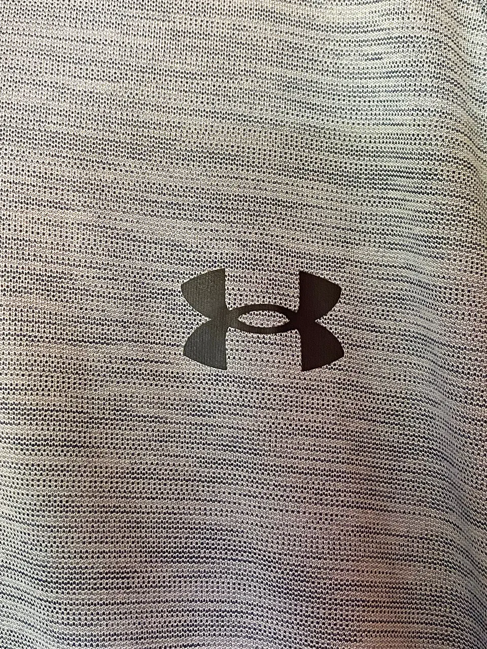 Polerón Deportivo Ligero Under Armour – Talla M / L (Suelto) 6