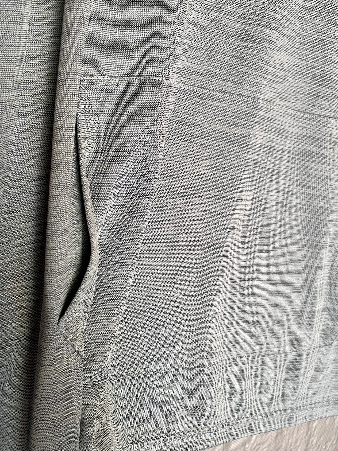 Polerón Deportivo Ligero Under Armour – Talla M / L (Suelto) 10