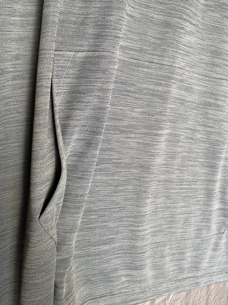 Polerón Deportivo Ligero Under Armour – Talla M / L (Suelto) 10