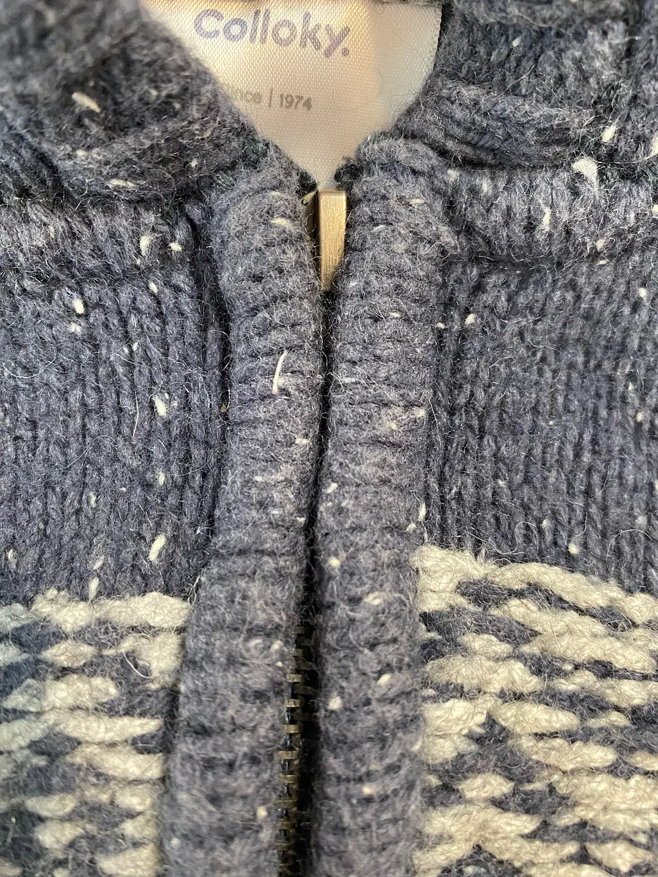 Polerón de Lana Colloky con Cierre y Gorro – Talla 12, pero se ajusta más a 6/8 10
