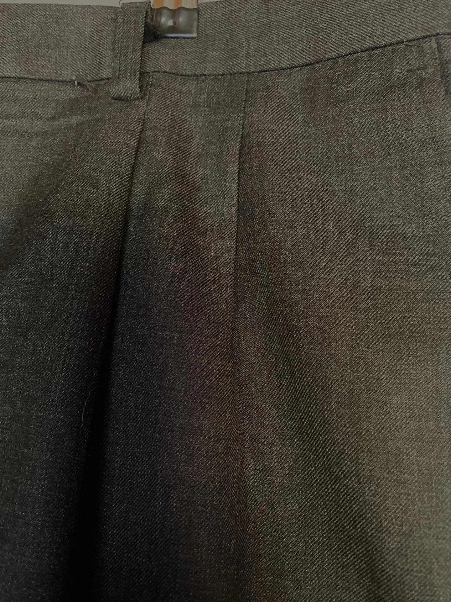 Pantalón de Vestir Hombre Gris Oscuro de Calce Clásico con Pliegues Talla XXL 9