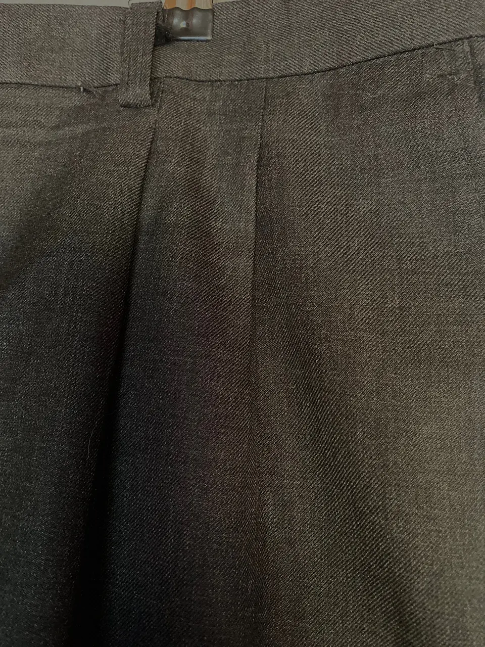 Pantalón de Vestir Hombre Gris Oscuro de Calce Clásico con Pliegues Talla XXL 9