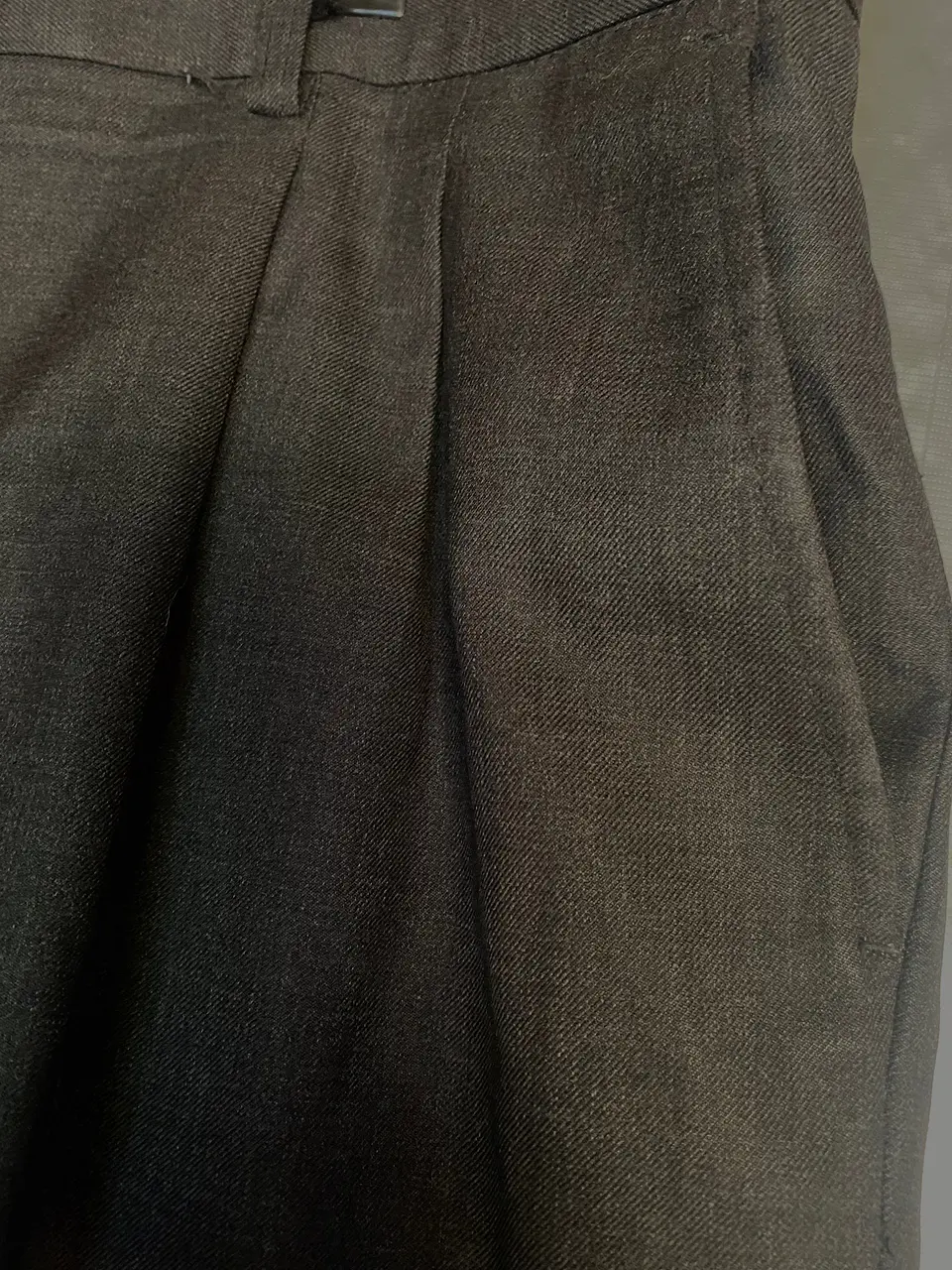 Pantalón de Vestir Hombre Gris Oscuro de Calce Clásico con Pliegues Talla XXL 10