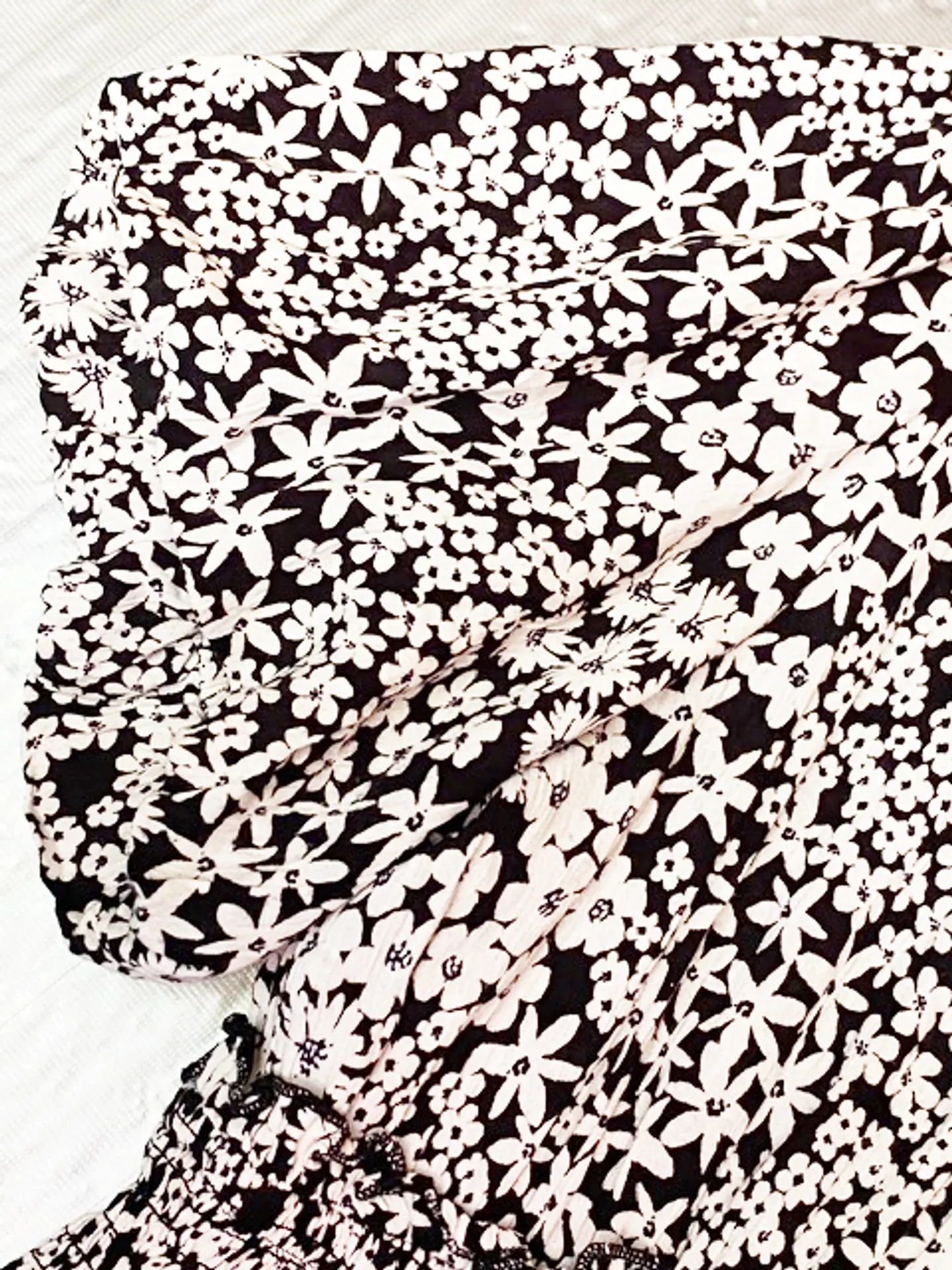 Vestido Corto Casual Floral Blanco y Negro Angie, Talla S 10