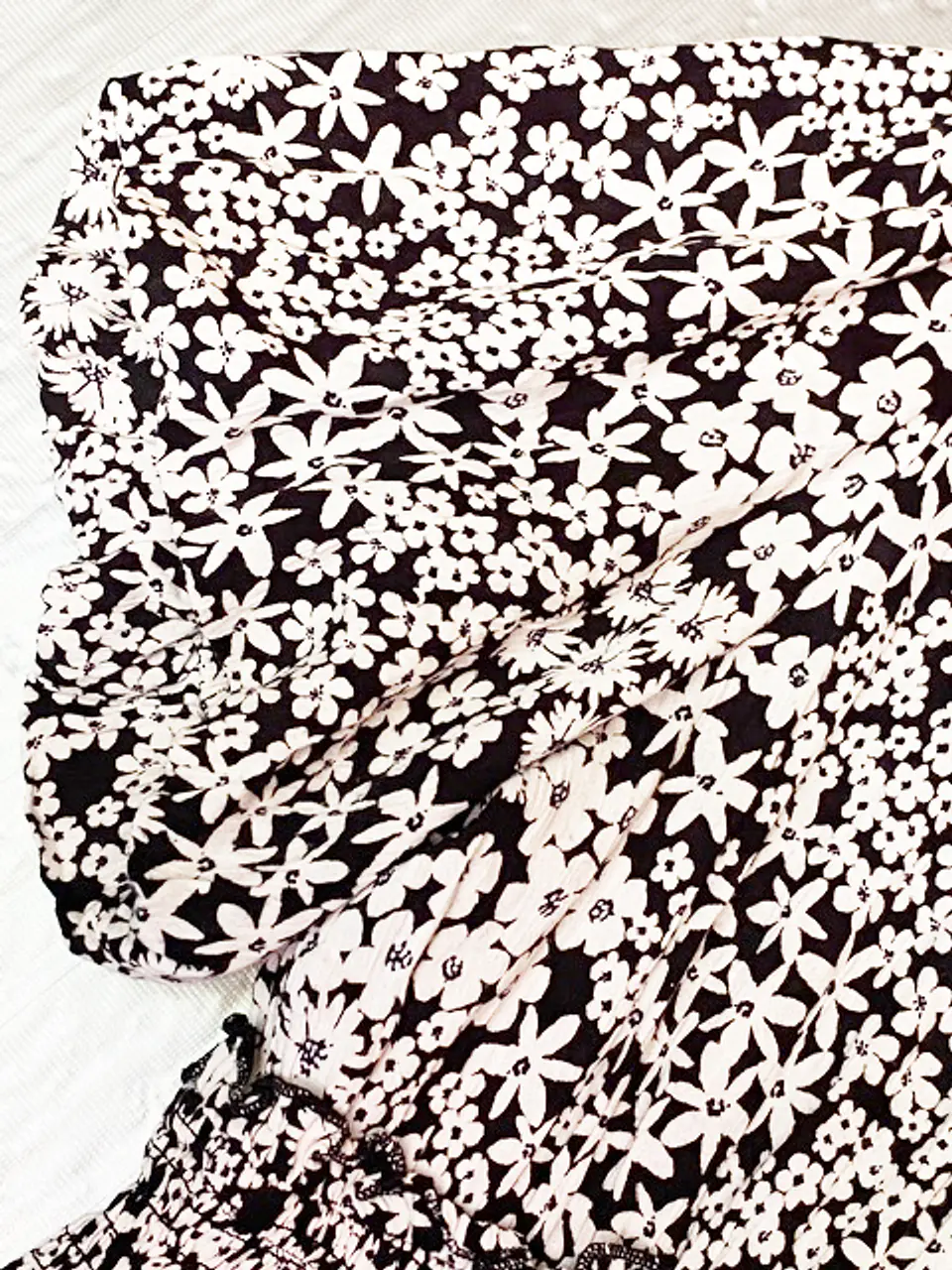 Vestido Corto Casual Floral Blanco y Negro Angie, Talla S 10