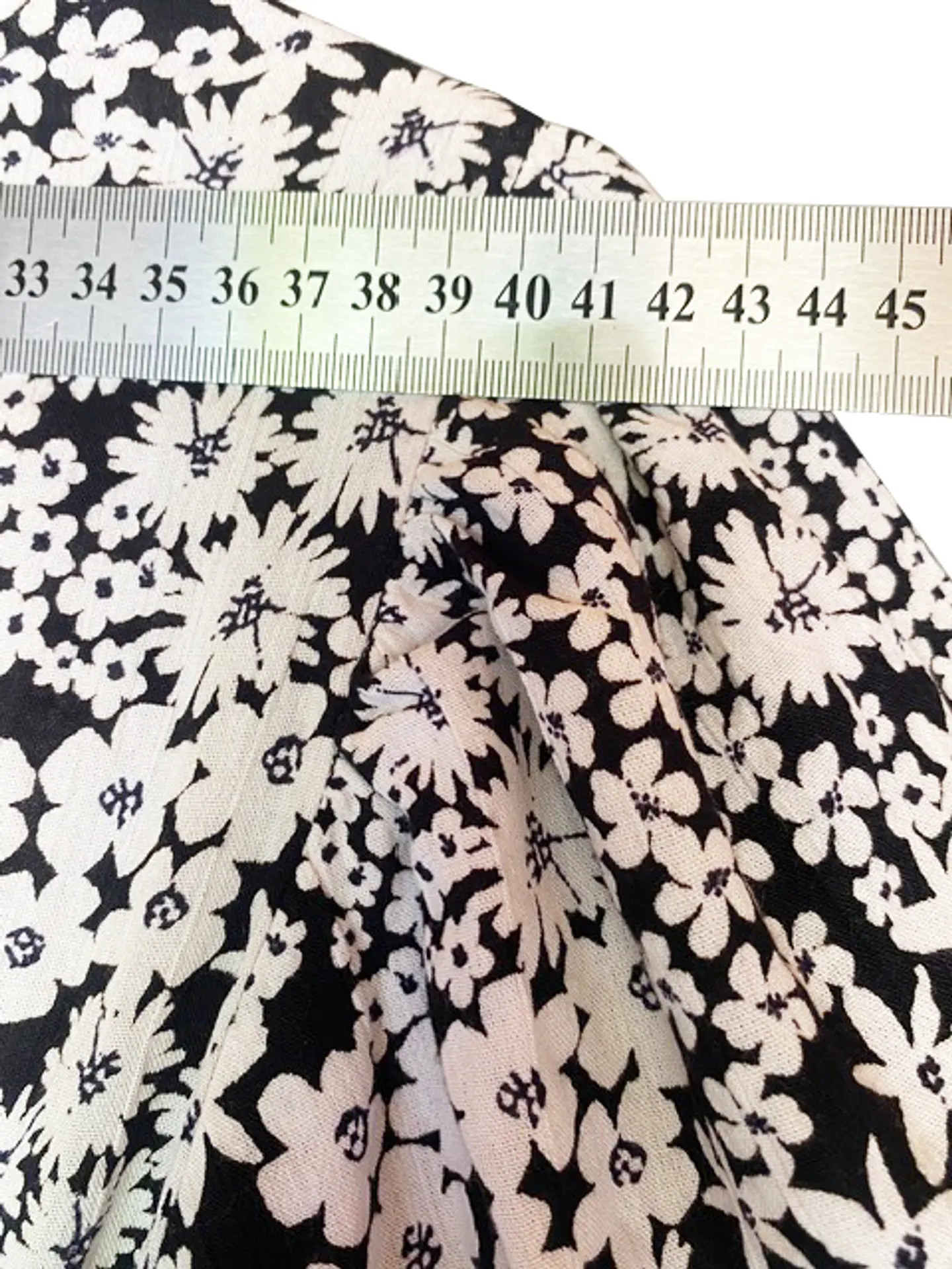 Vestido Corto Casual Floral Blanco y Negro Angie, Talla S 17