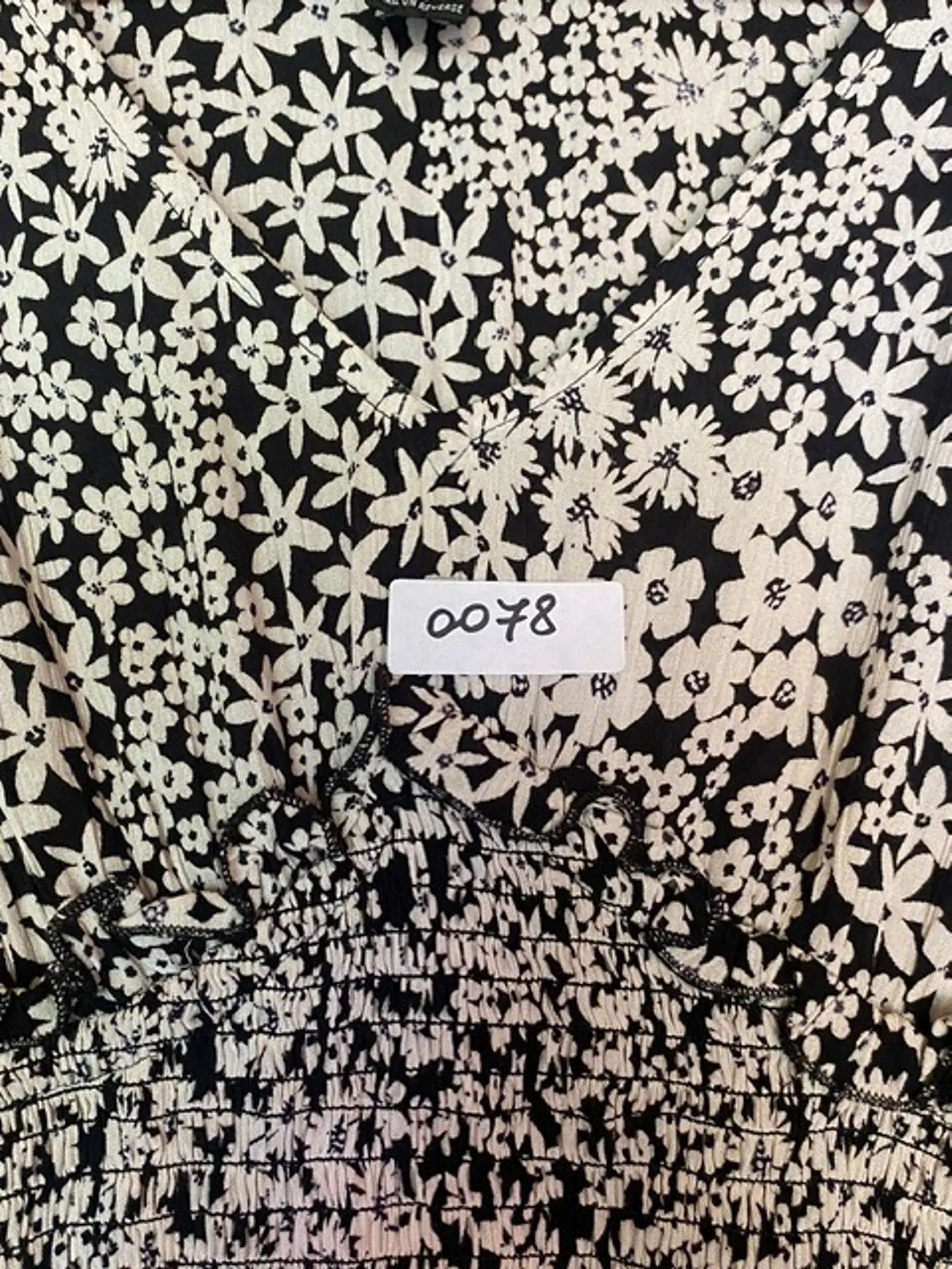 Vestido Corto Casual Floral Blanco y Negro Angie, Talla S 19