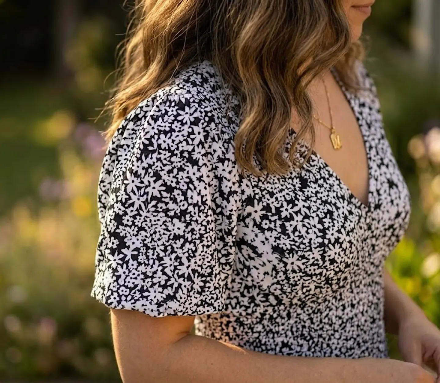 Vestido Corto Casual Floral Blanco y Negro Angie, Talla S 4