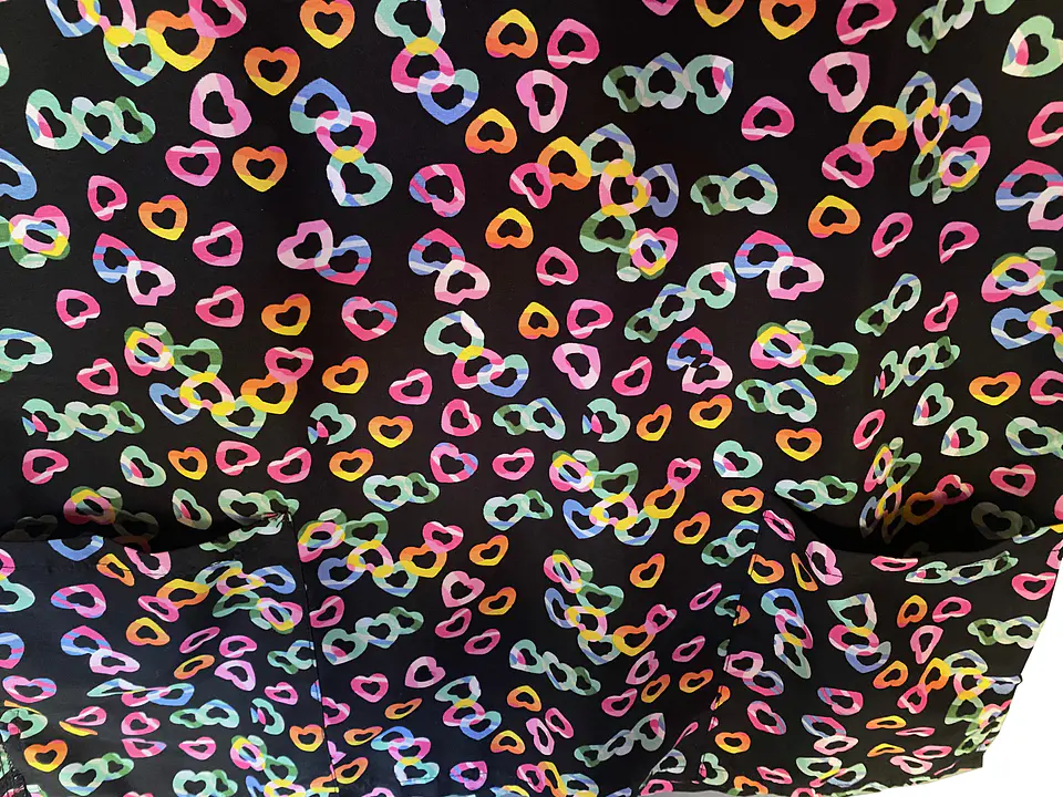 Filipina / Polera Médica Negra de Corazones Cassandra O, Talla S 12