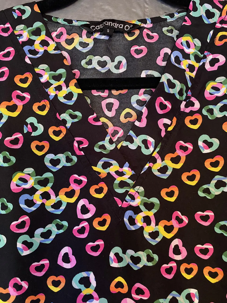 Filipina / Polera Médica Negra de Corazones Cassandra O, Talla S 13