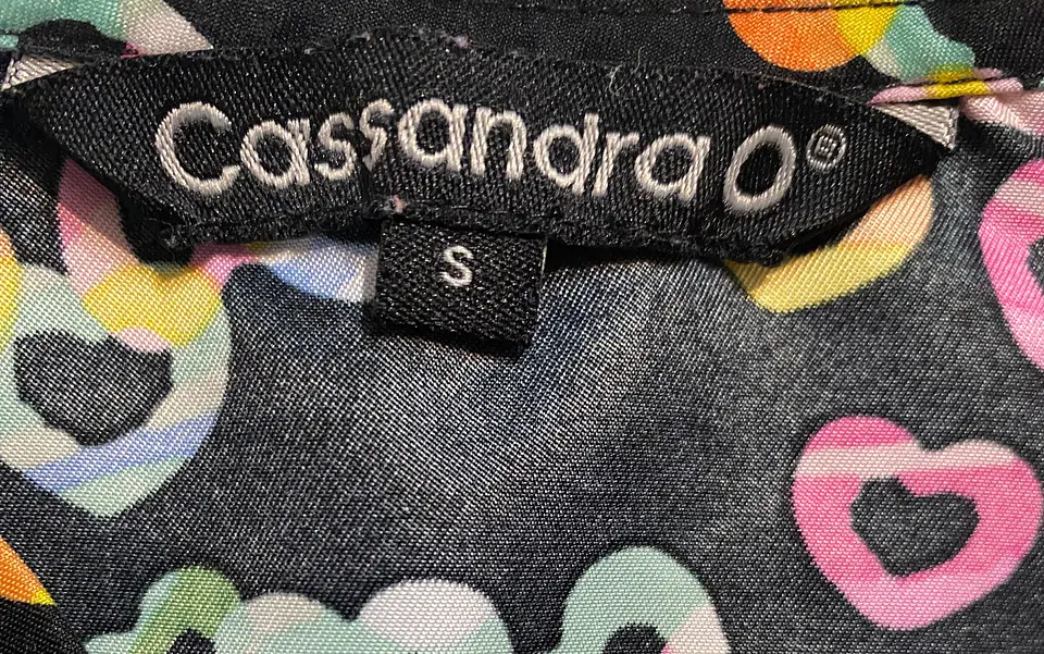 Filipina / Polera Médica Negra de Corazones Cassandra O, Talla S 7