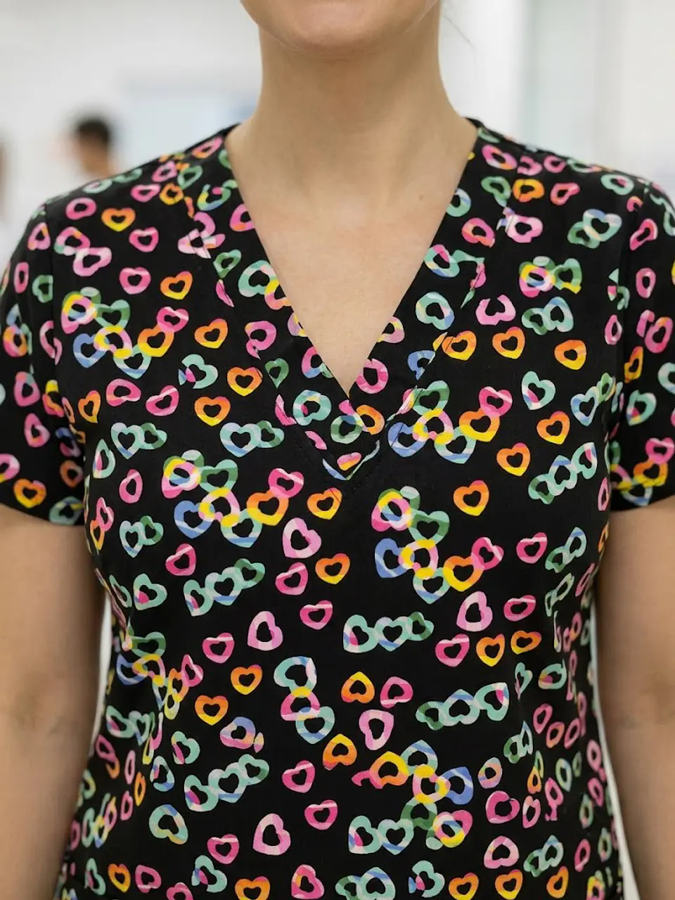 Filipina / Polera Médica Negra de Corazones Cassandra O, Talla S 4