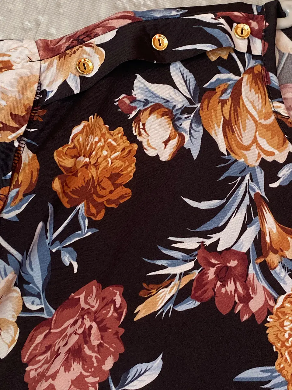 Blusa Negra de Flores con Botones Dorados, Talla M 6