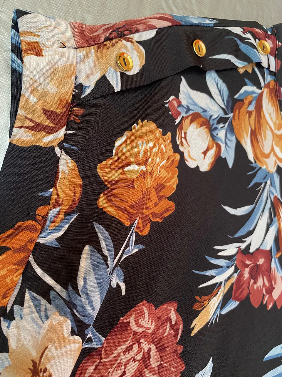 Blusa Negra de Flores con Botones Dorados, Talla M 7