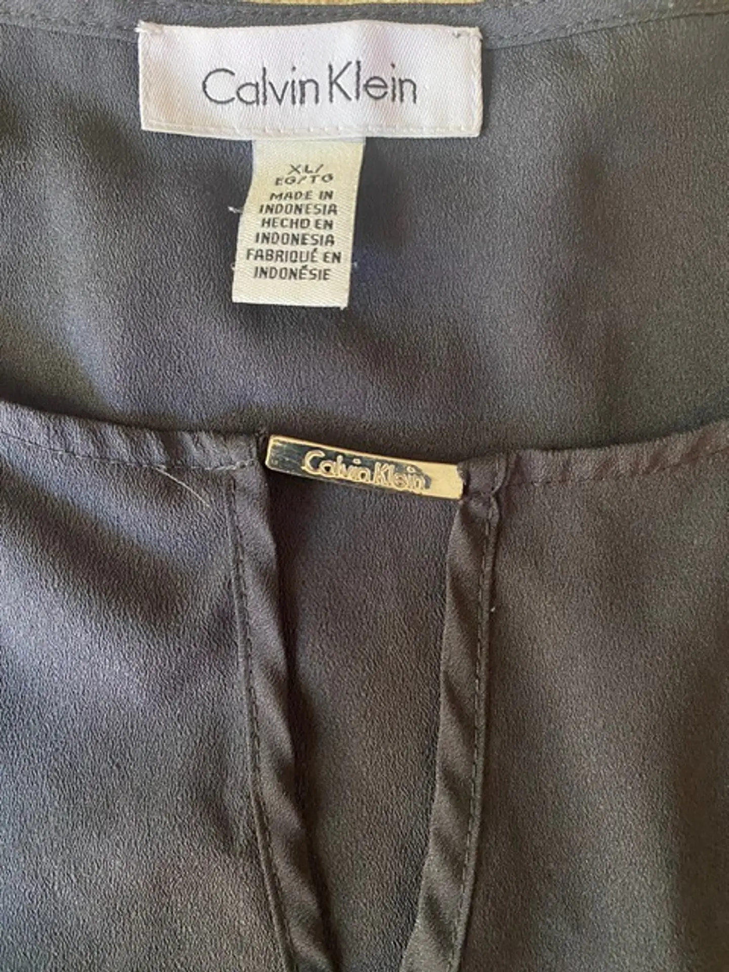 Blusa Calvin Klein Gris Oscuro con Detalle Dorado, Talla XL 6