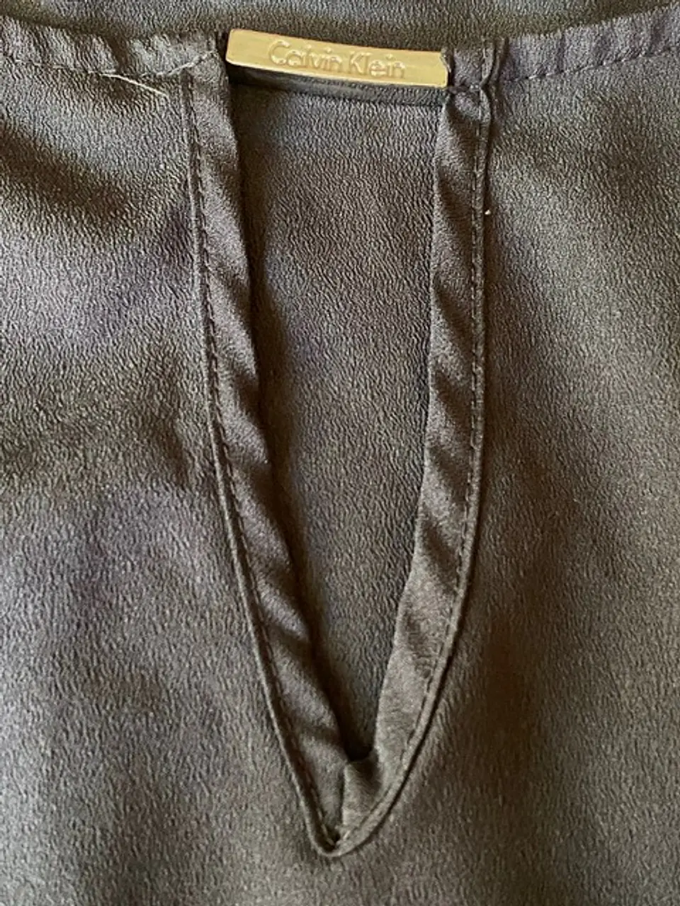 Blusa Calvin Klein Gris Oscuro con Detalle Dorado, Talla XL 7