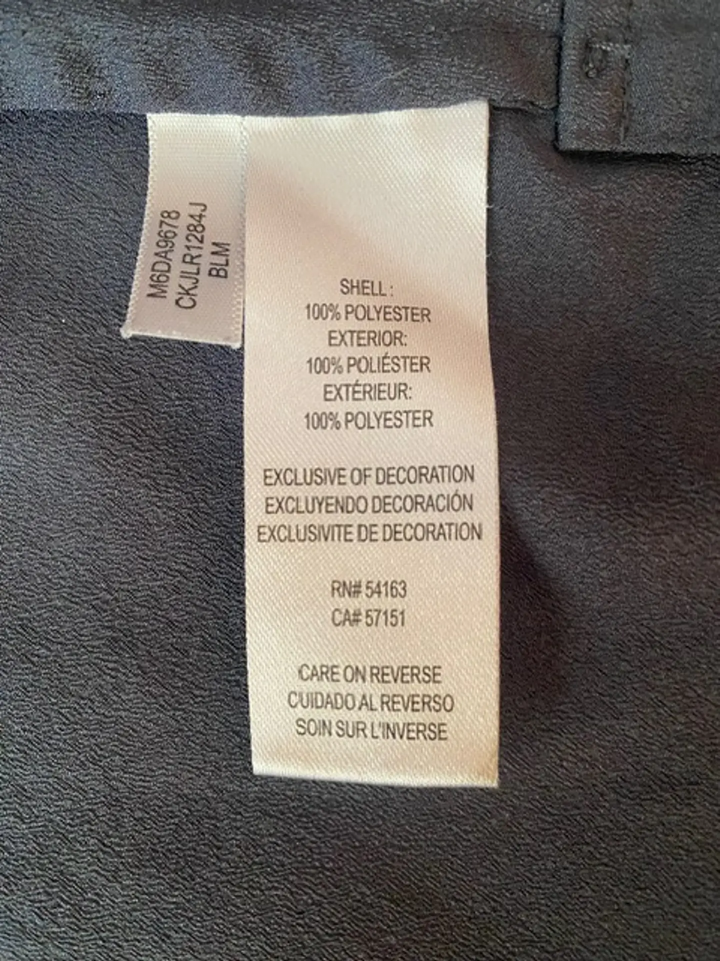 Blusa Calvin Klein Gris Oscuro con Detalle Dorado, Talla XL 11