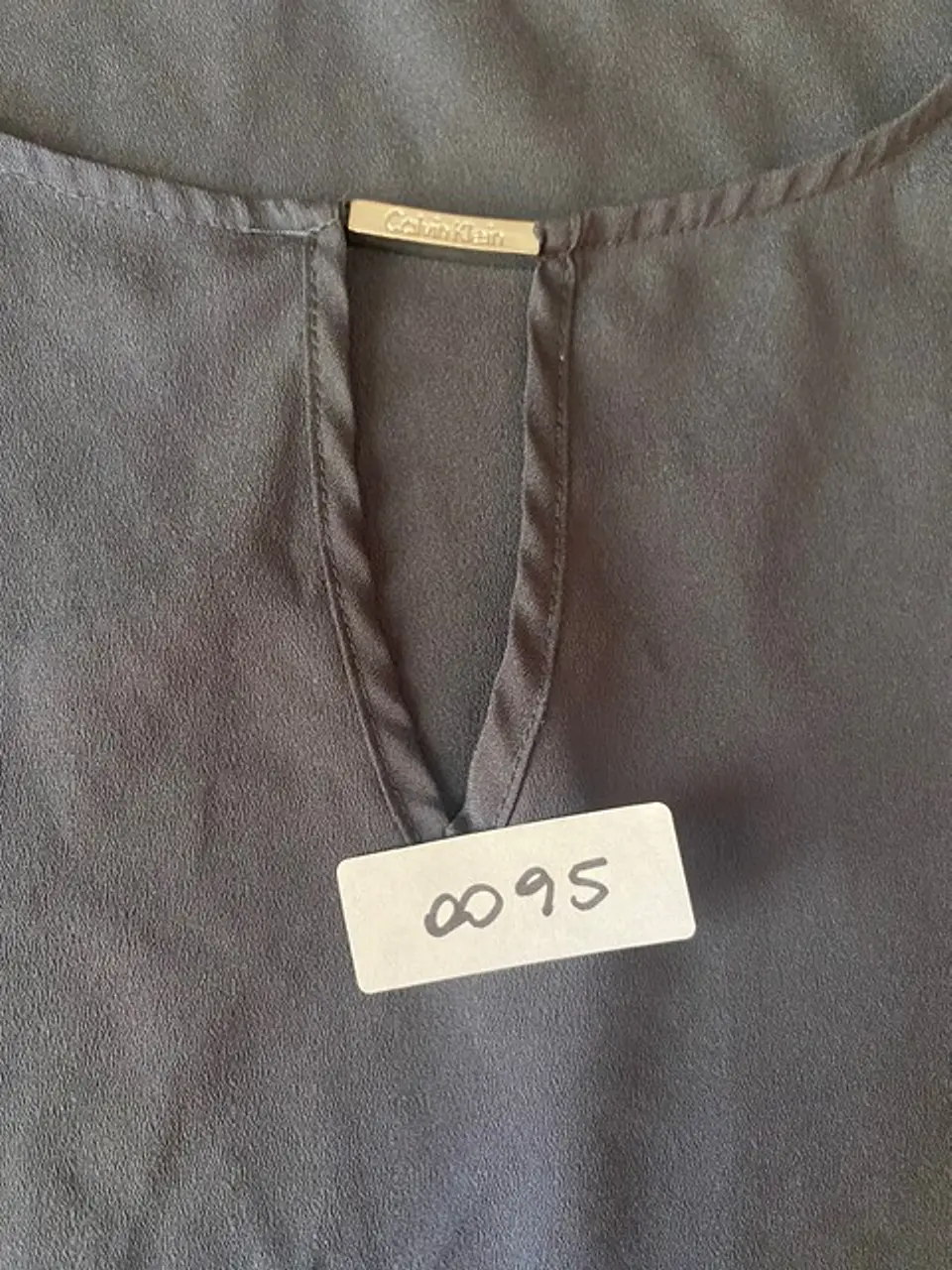 Blusa Calvin Klein Gris Oscuro con Detalle Dorado, Talla XL 15