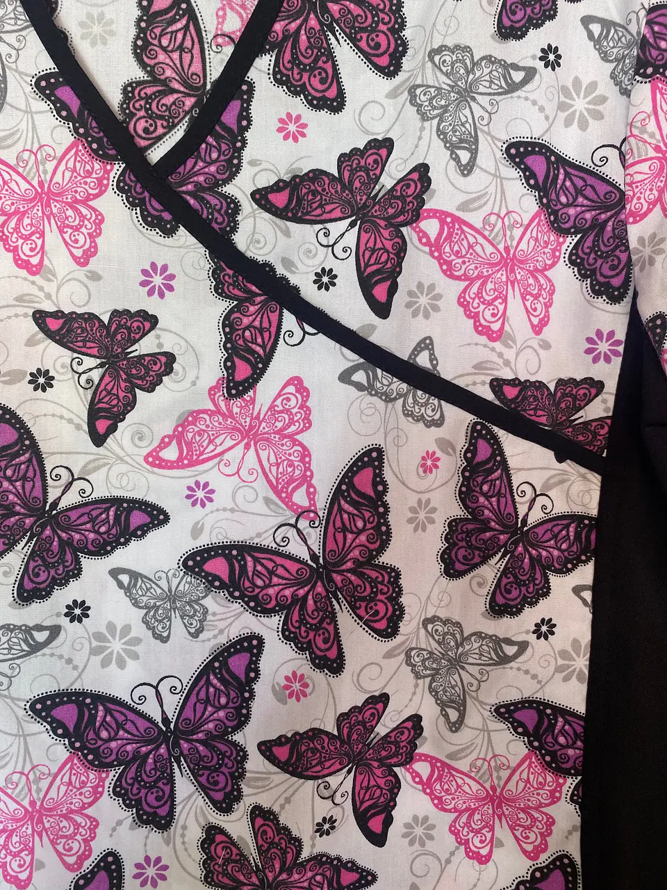 Polera Clínica / Uniforme Médico Estampado Mariposas Green Town, Talla M 5