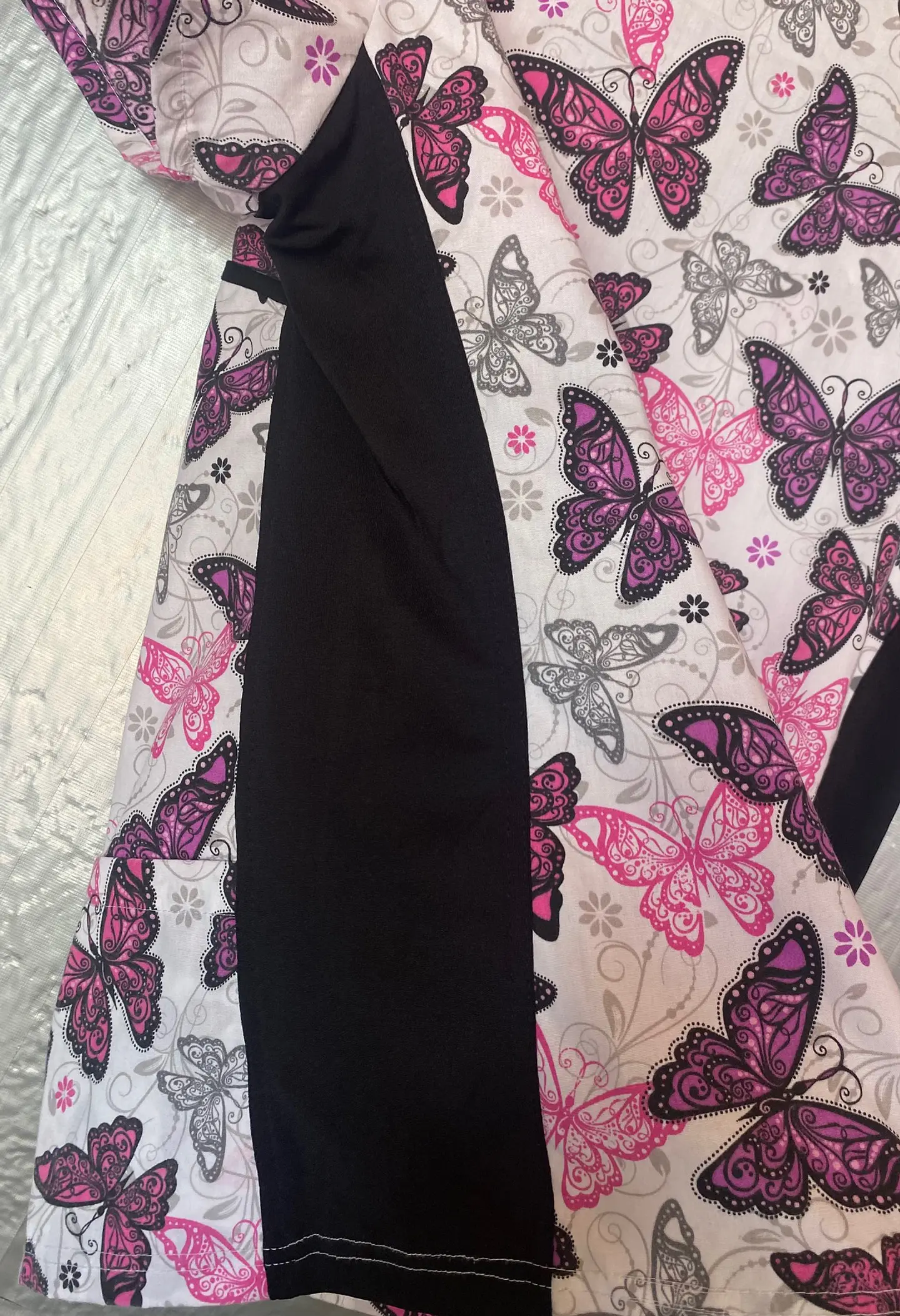 Polera Clínica / Uniforme Médico Estampado Mariposas Green Town, Talla M 8