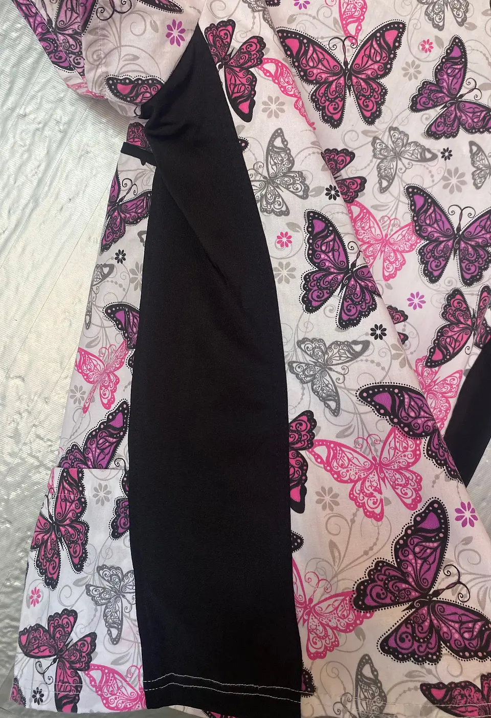 Polera Clínica / Uniforme Médico Estampado Mariposas Green Town, Talla M 8