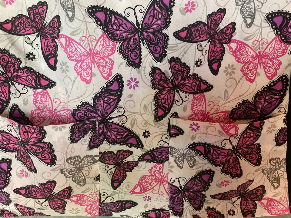 Polera Clínica / Uniforme Médico Estampado Mariposas Green Town, Talla M 9