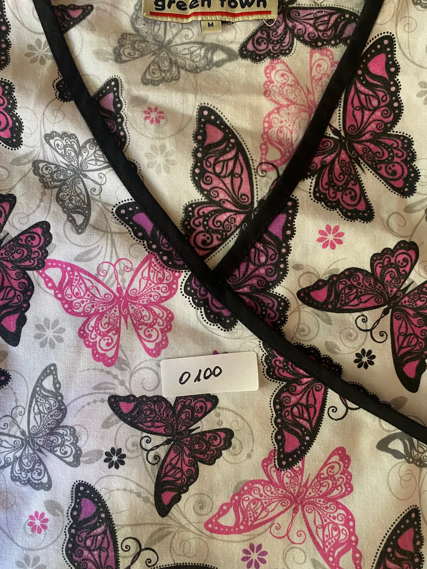 Polera Clínica / Uniforme Médico Estampado Mariposas Green Town, Talla M 10