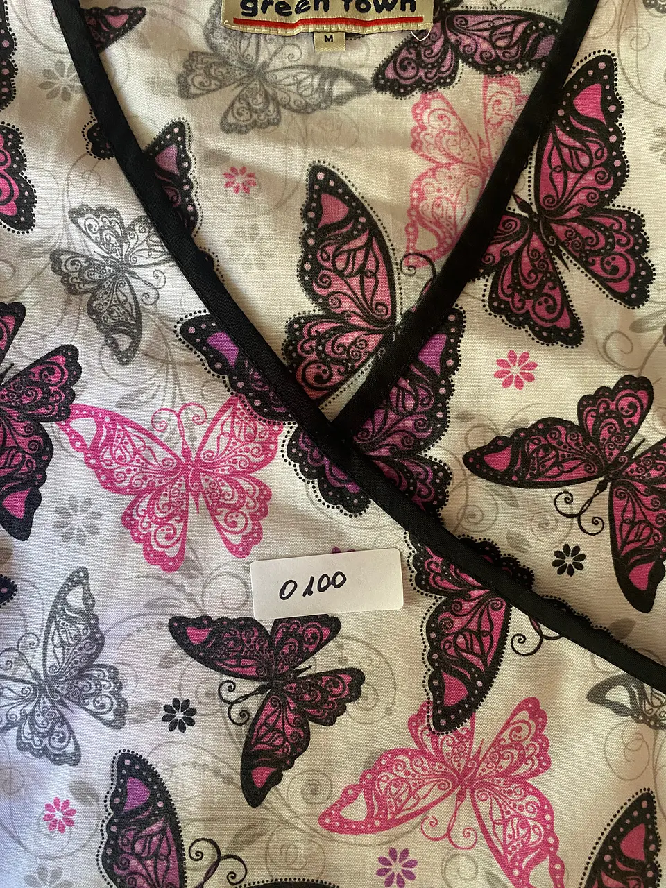 Polera Clínica / Uniforme Médico Estampado Mariposas Green Town, Talla M 10