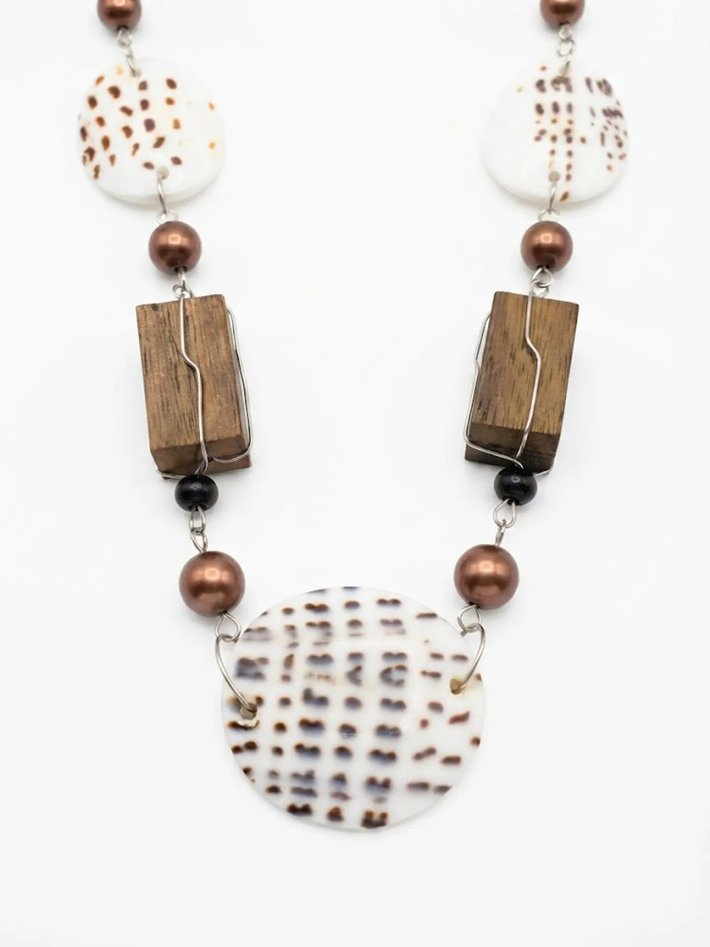Collar Exclusivo - Combinación Madera, Nácar y Cuero Sintético 3