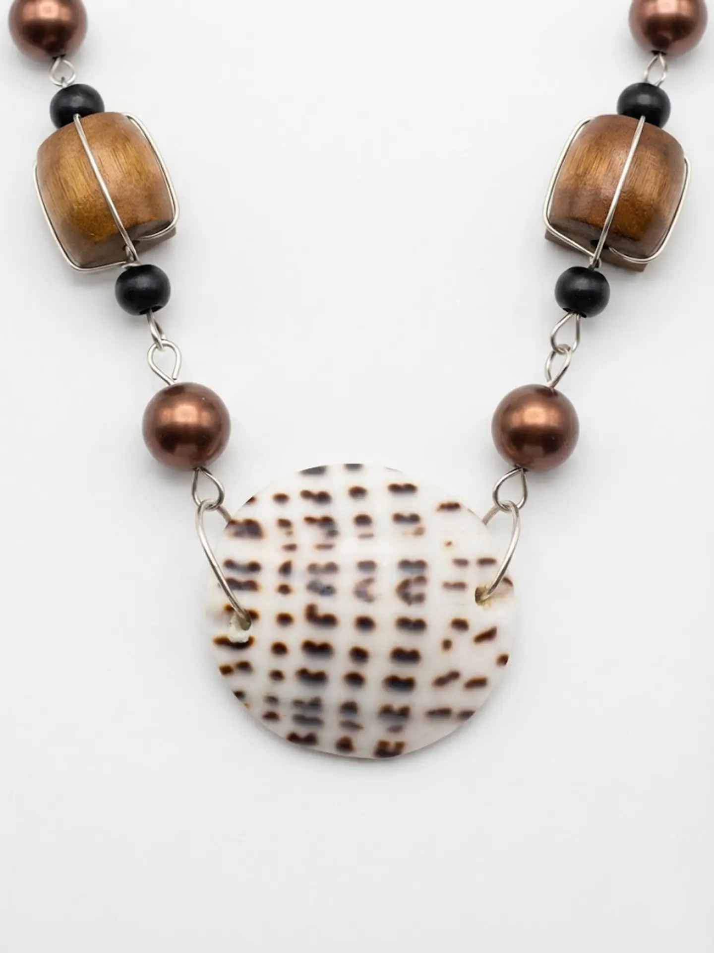 Collar Exclusivo - Combinación Madera, Nácar y Cuero Sintético 4