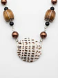 Collar Exclusivo - Combinación Madera, Nácar y Cuero Sintético - Miniatura 4