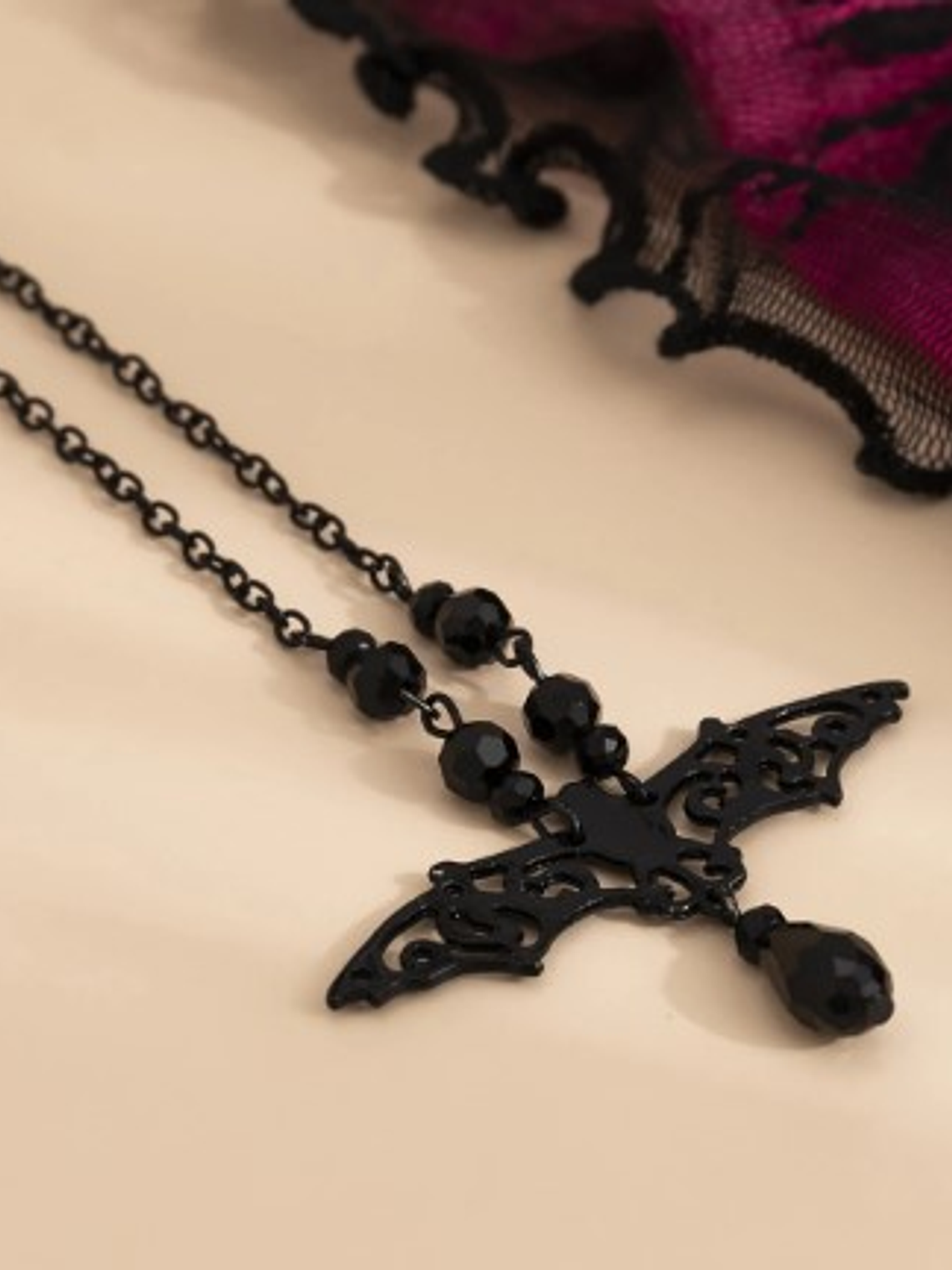 Collar con Colgante de Murciélago 4