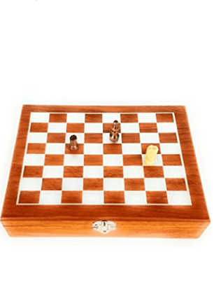 MALETA DE AJEDREZ, LICORERA Y COMPLEMENTOS.