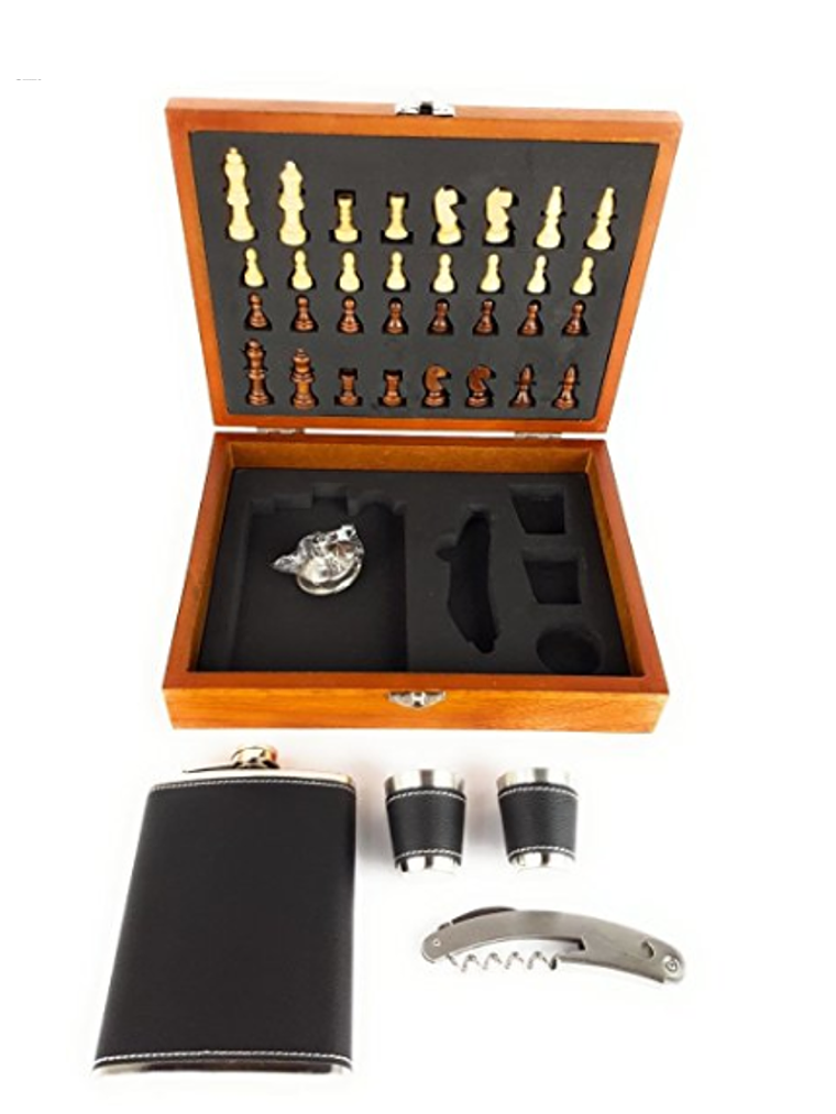 MALETA DE AJEDREZ, LICORERA Y COMPLEMENTOS. 1