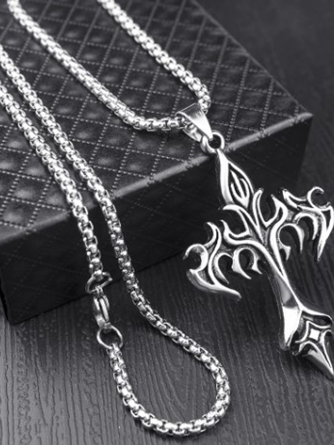 Collar con Colgante Cruz y Flamas 1