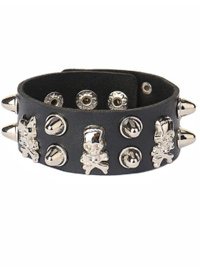 Brazalete ecocuero cuatro calaveras y spikes 1