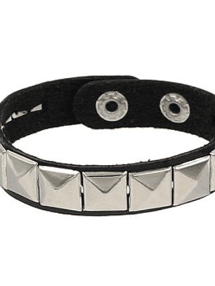 Brazalete ecocuero  tachas cuadradas una línea