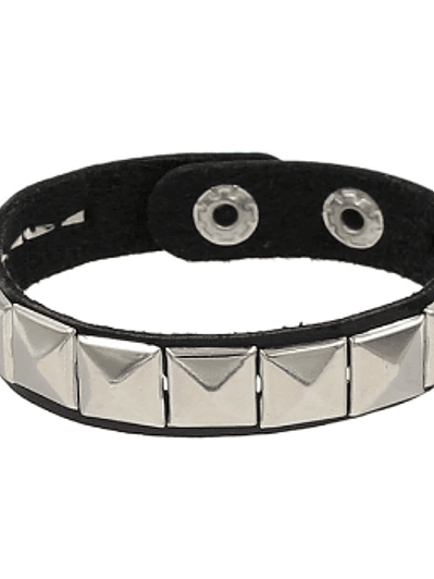 Brazalete ecocuero  tachas cuadradas una línea