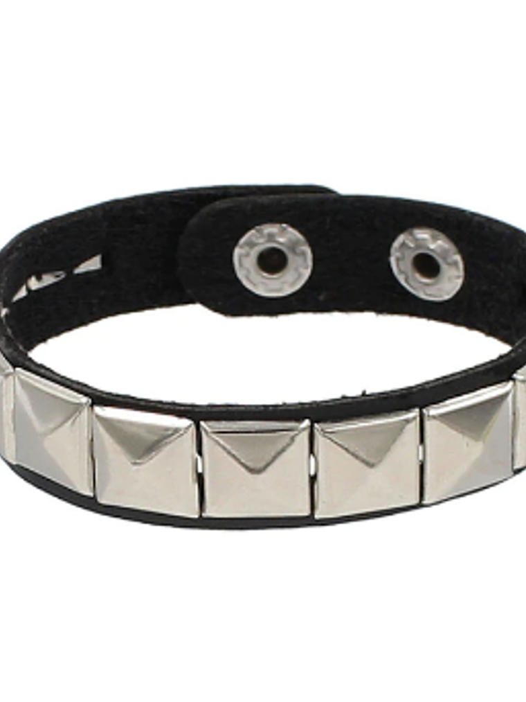 Brazalete ecocuero  tachas cuadradas una línea 1