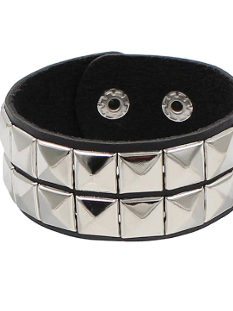 Brazalete ecocuero tachas cuadradas dos líneas 1